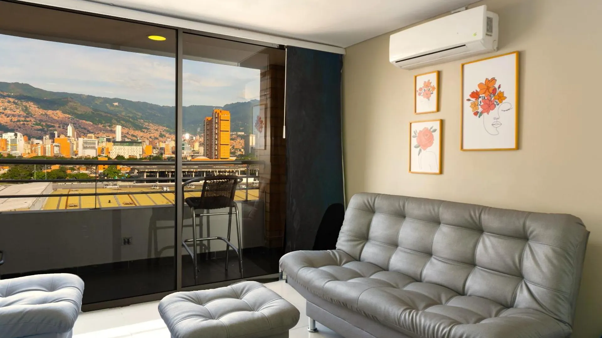 Ivanna Jumar Apartahotel Medellín
