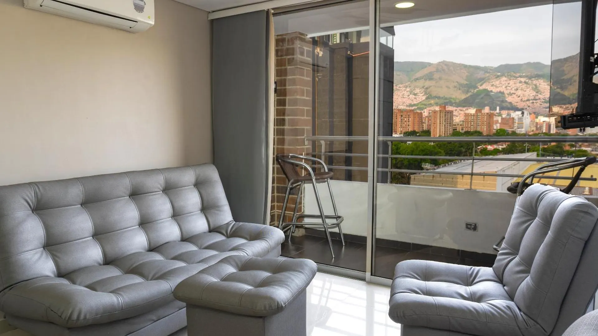 Ivanna Jumar Apartahotel Medellín Colombia